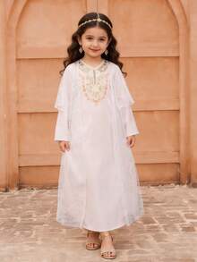 SHEIN 这款浅粉色两件套女童套装，上衣采用精致蕾丝面料，领口和袖口饰有色彩缤纷的刺绣花卉，设计优雅别致，适合节日或家庭聚会等正式场合，轻盈透气，是春秋季的理想之选。 - 粉色 - 查看 4