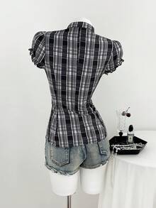 SHEIN X Scot Louie Elamini 女士格子衬衫 女士短袖格子荷叶边修身衬衫 格子上衣 女士衬衫 女士短袖上衣 短袖格子衬衫 - 黑色 - 查看 2