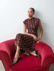 Maija 这款女士不对称下摆印花连衣裙，时尚优雅。酒红色搭配独特印花，尽显高贵浪漫，是情人节、生日派对等夏季场合的理想之选。不对称下摆设计增添飘逸动感，修身剪裁凸显女性曼妙身姿。无论是作为优雅的日常装扮还是节日盛装，都能让您散发自信魅力。 - 棕色 - 查看 3