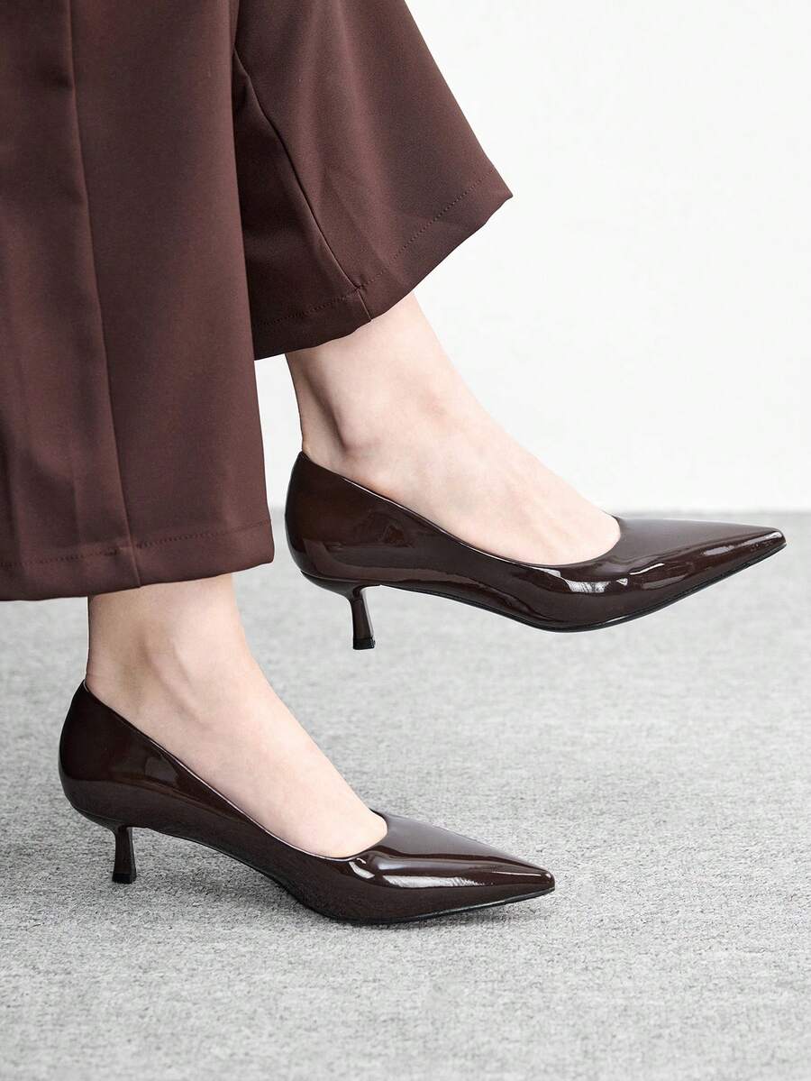CUCCOO BIZCHIC 女士时尚黑色舒适尖头小猫跟一脚蹬鞋，适合通勤、约会、派对和度假，营造活力春日氛围，是春假、复活节和情人节的理想之选。 - 深咖啡棕色 - 查看 1