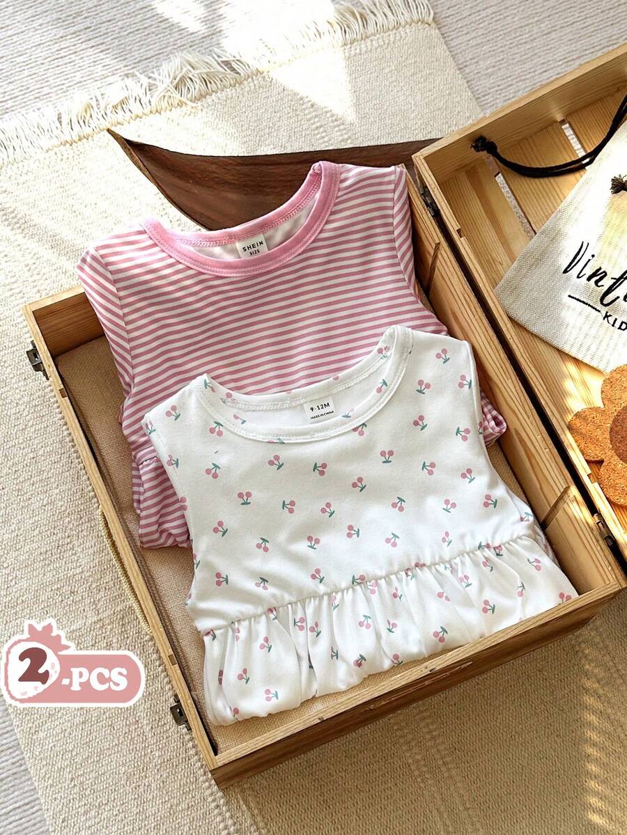 SHEIN 这款女童两件套多色圆领长袖A字连衣裙，飘逸灵动，适合春秋季穿着。精致的粉白条纹，简约休闲的风格，尽显童趣。白色底布上印满樱桃图案，散发着可爱清新的气息。面料厚度适中，适合上学、购物、周末郊游、居家休闲、节日活动以及参加派对等各种场合。 - 彩色 - 查看 1