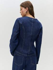 Nöista 深色牛仔外套，饰以东方风情的结扣和立体剪裁。是夏季和春假穿搭的时尚单品，融合经典剪裁与独特细节，打造百搭的秋季造型。 - 中等水洗藍 - 查看 4