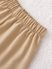 SHEIN مجموعة طفل ولد 2 قطعة، ملابس علوية كنزة مريح قصير الأكمام للأطفال، تصميم 2 في 1 مع ملابس علوية أبيض بياقة مقلمة من تحت، ياقة بأزرار، طباعة صغيرة على الصدر الأيسر، ملابس علوية كاجوال مقترن مع شورت خاكي فاتح، قياس مريح بخصر مطاطي، مناسب لمناسبات الربيع/الصيف مثل العطلات والاستخدام اليومي