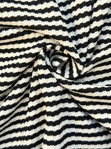 SHEIN 两件套孕妇条纹圆领落肩短袖上衣和可调节腰围休闲裤套装 - 黑與白 - 查看 3