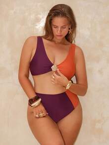 Swim Chiccia 大码女式夏季度假不对称撞色优雅沙滩舒适面料泳衣套装，饰有金属贝壳装饰 - 彩色 - 查看 1