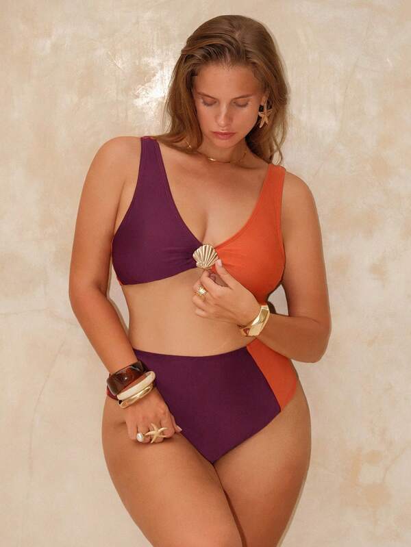 Swim Chiccia Damen Große Größen Sommer Urlaub asymmetrischer Farbblock eleganter Strandkomfort Badeanzug Set mit metallischer Muscheldekor