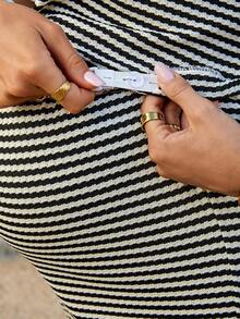 SHEIN 两件套孕妇条纹圆领落肩短袖上衣和可调节腰围休闲裤套装 - 黑與白 - 查看 8