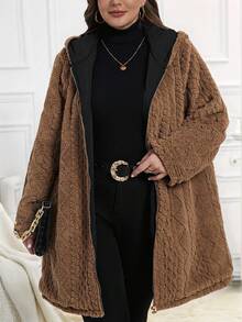 SHEIN Clasi 这款大码女式黑色连帽长袖保暖拉链休闲外套，内衬棕色几何纹理绒布，保暖隔热，配有双口袋，是秋冬季的时尚单品。它采用优质面料和精湛工艺，保暖隔热，适合多种场合穿着。另有一款大码女式杏色时尚多功能保暖连帽长款绗缝外套可供选择。 - 彩色 - 查看 2