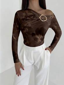 Aloruh 女士秋冬金属装饰斜肩棕色复古扎染花卉印花修身T恤，优雅老钱风格，棕色T恤 - 棕色 - 查看 7