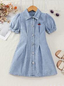 SHEIN Vintaside Kids 这款少女牛仔连衣裙饰有樱花刺绣，短袖翻领设计，甜美可爱，清新校园派对街头度假风！经典的浅蓝色水洗牛仔面料，短袖翻领设计，前开襟纽扣方便穿脱，红色樱花刺绣增添俏皮时尚感，修身剪裁凸显少女身材。适合日常休闲穿着、上学、户外活动、公园玩耍和家庭聚会等场合。 - 淺色水洗藍 - 查看 3