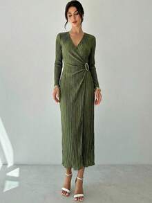 Firerie Vestido feminino elegante e minimalista para uso diário, na cor verde-oliva, com pregas em tecido texturizado, mangas compridas, decote em V transpassado e detalhes em botões metálicos. Ideal para outono/inverno. Perfeito para ocasiões casuais, formaturas e eventos de inverno. - Verde Azeitona - Ver 1