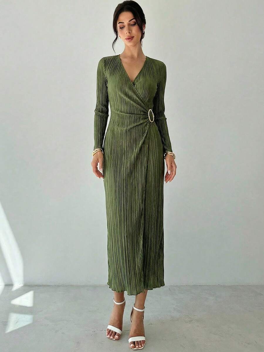 Firerie Vestido feminino elegante e minimalista para uso diário, na cor verde-oliva, com pregas em tecido texturizado, mangas compridas, decote em V transpassado e detalhes em botões metálicos. Ideal para outono/inverno. Perfeito para ocasiões casuais, formaturas e eventos de inverno. - Verde Azeitona - Ver 1