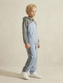 SHEIN Casuvi Kids 男童连帽撞色LR刺绣长袖卫衣和运动裤两件套休闲运动服 - 彩色 - 查看 4