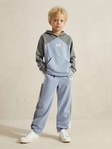 SHEIN Casuvi Kids 男童连帽撞色LR刺绣长袖卫衣和运动裤两件套休闲运动服 - 彩色 - 查看 13