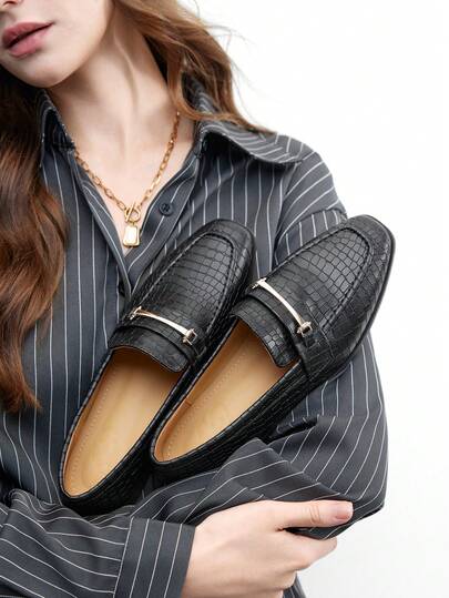 CUCCOO BIZCHIC Chaussures femme mode printemps et automne, mocassins décontractés à semelle épaisse. Motif de pierre rétro avec boucle métallique et décoration en forme de croix. Bout carré, col profond, talon épais. Confortables pour le travail et les déplacements quotidiens.