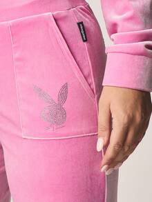 Missguided x Playboy 丝绒抽绳喇叭运动裤，饰有水钻文字细节，兼具休闲舒适与时尚感。 - 粉色 - 查看 4
