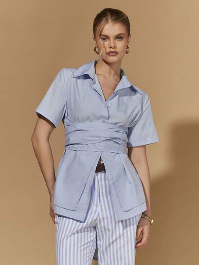 COSMINA Damblus med plisserad midja och kortärmad, avslappnad och vardaglig arbetsdag för kvinnor, elegant pendlarskjorta för kvinnor, omlottblus, blå damskjorta, blus med dubbla lager och fålldesign