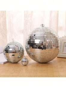 1个玻璃镜面迪斯科球挂饰，配有多种尺寸的镜面球吊坠，是派对装饰、晚宴、迪斯科灯光球的理想之选，适用于DJ、俱乐部、舞台、KTV酒吧、婚礼、摄影道具、节日装饰、家居装饰、房间装饰、墙面装饰、生日毕业礼物等场合。 - 彩色 - 查看 1