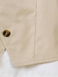 两件套儿童梭织背心和长裤绅士套装，主打复古工装风格。上衣为浅卡其色不对称翻领背心，饰有深色纽扣，左胸设有纽扣装饰口袋和白色滚边。下装为深绿色长裤，整体呈现出质朴的手工质感，适合儿童表演、复古主题服装等场合。 - 卡其色 - 查看 7