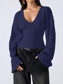 LYSMO Áo thun nữ tay dài dáng lửng cổ chữ V tay loe - Màu xanh hải quân - Xem 5