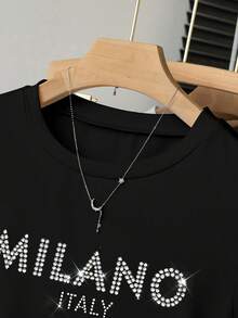 SHEIN Áo nữ mặc ngoài trời, mẫu mới mùa hè, áo thun ngắn tay nữ, màu đen, họa tiết đồ họa, chữ đính đá, thời trang đa năng, thích hợp cho các hoạt động ngoài trời, kiểu dáng ôm eo xếp ly, áo thun nữ. - màu đen - Xem 6