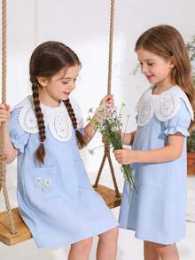 女童碎花蓝色连衣裙，质地柔软，蕾丝领，后背纽扣设计方便穿脱，侧边口袋饰有雏菊刺绣，弹性袖口，宽松简约的款式，轻盈透气，适合春夏日常穿着，也适合公园漫步等休闲场合。 - 藍色 - 查看 1