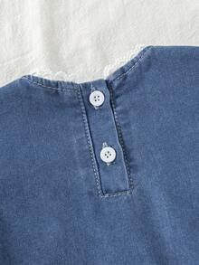 SHEIN Vintaside Kids 乡村风女童牛仔连衣裙，可爱甜美休闲时尚推荐！经典水洗蓝牛仔面料，舒适透气，荷叶边袖口和领口饰以花朵装饰，正面银色刺绣设计活泼可爱，宽大的裙摆修饰腿部线条，适合日常出行、周末旅行、度假，让孩子每天都时尚有活力！ - 淺色水洗藍 - 查看 4