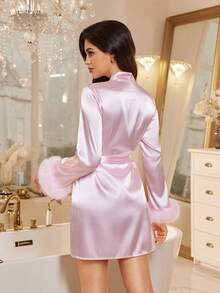 LuxeNights Áo choàng cỡ lớn sang trọng với chất liệu satin và viền lông giả, màu hồng. - Hồng - Xem 2