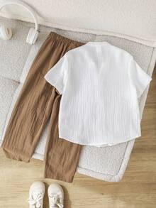 SHEIN Bộ 2 món quần áo thể thao thường ngày cho bé trai, áo sơ mi cổ đứng và quần dài bằng vải có họa tiết, thích hợp cho kỳ nghỉ hè, đi học, dự tiệc sinh nhật, tiệc tối, biểu diễn, đám cưới, lễ rửa tội, lễ khai trương, mặc hàng ngày, đi học, đi du lịch, chơi thể thao, thích hợp cho mùa xuân và mùa hè. - Màu be - Xem 3