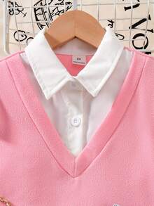 Conjunto para pré-adolescente composto por blusa de manga comprida com gola patchwork e saia mini plissada jeans com bordado de cerejas. - Rosa - Ver 4