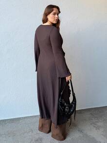 Nezia Cruz Blusa de punto con cuello en V, mangas de campana y detalle de lazo en la parte delantera, para mujer talla grande de la marca ICON - Marrón - Ver 2