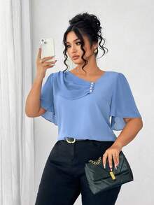 Elenzga Blusa elegante de manga corta con cuello de volantes asimétrico y decoración de botones para tallas grandes - Celeste - Ver 4