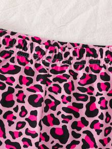 Genkimix Kids Bộ đồ bé gái gồm áo thun trắng cổ tròn tay ngắn in nơ dễ thương và quần họa tiết da báo màu hồng đỏ, kiểu dáng thường ngày cho mùa xuân/hè, kết hợp sự ngọt ngào và cá tính. Áo thun có họa tiết nơ xinh xắn, tươi tắn và đáng yêu, thể hiện sự năng động ngây thơ của bé. Quần được thiết kế với họa tiết da báo thời trang màu hồng đỏ, làm tươi sáng tổng thể, với chất liệu co giãn và thoải mái, phù hợp cho mùa xuân và mùa hè. Được làm từ chất liệu mềm mại, đây là lựa chọn lý tưởng cho những chuyến đi chơi hàng ngày và thời gian rảnh rỗi của bé. - Màu Hồng Tươi - Xem 5