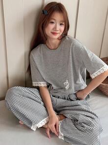 Dazy Kids Bộ đồ ngủ cho bé gái tuổi teen, áo tay ngắn cổ tròn phối ren tương phản và quần kẻ caro, thích hợp cho mùa xuân hè. - Xám - Xem 3