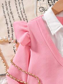 Conjunto para pré-adolescente composto por blusa de manga comprida com gola patchwork e saia mini plissada jeans com bordado de cerejas. - Rosa - Ver 6