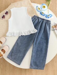 Souflis Souflis 2026春夏新款时尚女童简约春夏套装 - 正面饰有可爱条纹褶皱效果和蝴蝶结，镂空蕾丝下摆无袖针织白色背心搭配白色串珠休闲牛仔裤，两件套，舒适的夏季服装，适合上学、外出、度假和春夏拍照。蝴蝶结上衣和牛仔裤套装，小女孩牛仔套装，儿童牛仔裤套装，儿童珍珠牛仔套装，纯棉女童服装，蝴蝶结牛仔裤。优雅派对礼服。 - 藍白色 - 查看 2