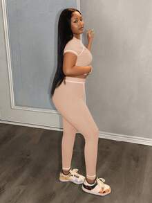 Slaydiva 2025春夏新款休闲街头百搭运动基础修身绿色圆领短袖露脐T恤搭配撞色腰裤女式两件套，适合音乐节、复活节、西式游牧风、乡村风、婚礼宾客、日常出行、毕业季、派对聚会、俱乐部、运动健身、瑜伽等场合 - B - 杏色 - 查看 6