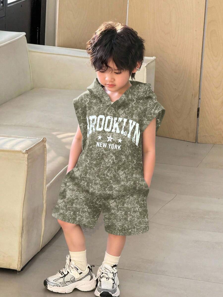 SHEIN 2件組嬰兒男童/女童橄欖綠夏季街頭生活休閒圖案街頭時尚城市度假字母連帽無袖背心短褲套裝 - 軍綠色 - 查看 1