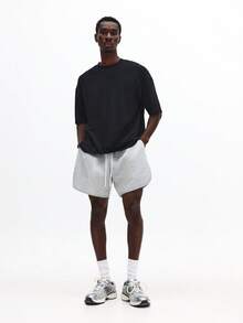 SUMWON Quần short jogger vải thun Pháp, gấu quần cong, eo có dây rút và túi bên hông, thích hợp mặc hàng ngày trong mùa hè. - Màu Xám nhạt - Xem 3