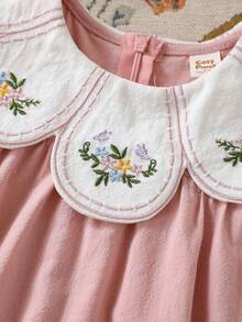 Cozy Pixies Young Girl Floral Print Contrast White Oversized Flower Ruffle Collar Puff Sleeve Waist Cinched A-Line Dress, Suitable For Outings, Casual Wear, Cute & Sweet, Daily, Festivals, Parties Dusty Pink Girls Dress Girls Spring Autumn French Style Dress Vintage Girls Dress Girls Collared Dress Floral Pattern Lace Collar Dress Cotton Clothes Floral Pattern Lace Collar Dress For Summer Young Girl Floral Pattern Lace Collar Dress - Pink - View 3