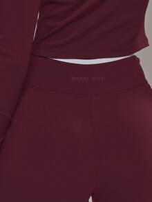 Musera Sport Bas de pantalon de yoga ajusté évasé avec bordure contrastée. Vêtement de sport d'hiver pour le padel, la gym et l'entraînement - Rouge foncé - Voir 2