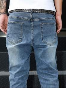 Manfinity LEGND Quần jeans nam màu xanh nhạt rách gấu hình móng ngựa, dáng ôm, ống loe, phù hợp cho phong cách đường phố, mặc hàng ngày, đi chơi cuối tuần, lễ hội âm nhạc, tụ họp bạn bè và nhiều dịp khác. Chiếc quần này là một món đồ thiết yếu đa năng trong tủ quần áo của phái mạnh, là món quà tuyệt vời dành cho bạn trai hoặc chồng. Quần jeans nam phong cách đường phố, quần jeans denim rách nam, quần jeans nam rách gấu - Rửa nhẹ - Xem 8