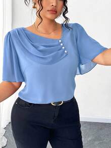 Elenzga Blusa elegante de manga corta con cuello de volantes asimétrico y decoración de botones para tallas grandes - Celeste - Ver 5