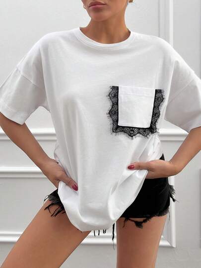 Cloudara Camiseta con bolsillo de encaje, algodón blanco, ribete de encaje negro, detalles contrastantes, manga corta, cuello redondo, estilo femenino y elegante, camiseta básica elevada