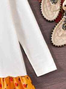 少女可爱长袖连衣裙，正面印有戴着黄色头饰、手拿灯笼的卡通女孩图案，黄色底色上点缀着红色花朵图案，白色和黄色拼接处饰有黄色3D蝴蝶结，适合日常穿着，等等。 - 彩色 - 查看 5