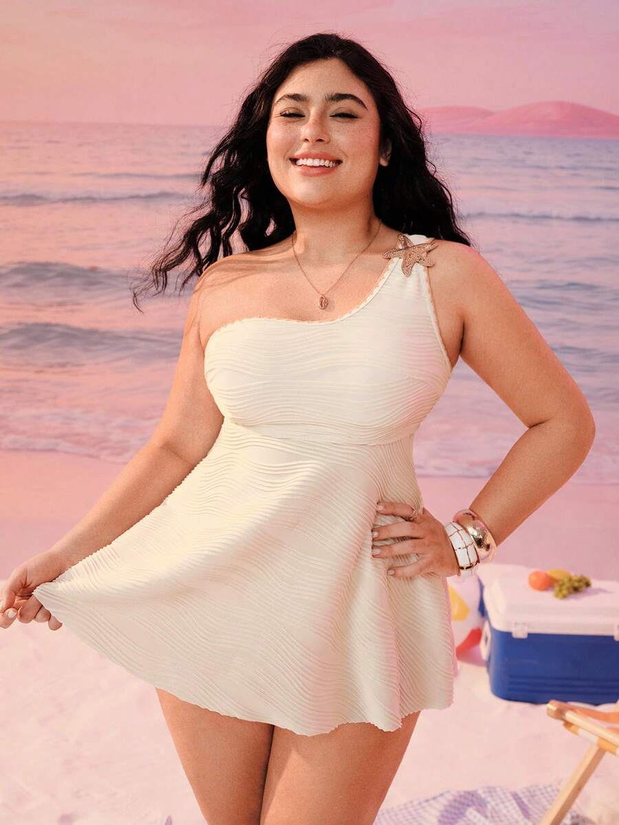 Swim Mod Bộ đồ bơi nữ cỡ lớn gồm áo lệch vai chất liệu đặc biệt với điểm nhấn ngôi sao và vạt bèo nhún, kết hợp với quần tam giác cạp thường, kiểu dáng thanh lịch dành cho dự tiệc và đi biển. - Màu be - Xem 1