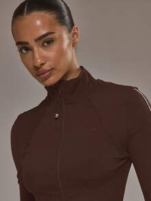 Musera Sport 拉链条纹细节短款 BBL 夹克（仅限板式网球冬季运动服，适合运动健身锻炼） - 巧克力棕 - 查看 2