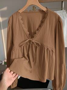 Comfortcana 女士纯色蕾丝拼接扭结V领休闲长袖衬衫 - 卡其色 - 查看 5