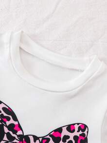 Genkimix Kids Bộ đồ bé gái gồm áo thun trắng cổ tròn tay ngắn in nơ dễ thương và quần họa tiết da báo màu hồng đỏ, kiểu dáng thường ngày cho mùa xuân/hè, kết hợp sự ngọt ngào và cá tính. Áo thun có họa tiết nơ xinh xắn, tươi tắn và đáng yêu, thể hiện sự năng động ngây thơ của bé. Quần được thiết kế với họa tiết da báo thời trang màu hồng đỏ, làm tươi sáng tổng thể, với chất liệu co giãn và thoải mái, phù hợp cho mùa xuân và mùa hè. Được làm từ chất liệu mềm mại, đây là lựa chọn lý tưởng cho những chuyến đi chơi hàng ngày và thời gian rảnh rỗi của bé. - Màu Hồng Tươi - Xem 7