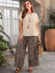 EMERY ROSE Conjunto de 2 piezas de blusa de manga corta de cuello redondo de unicolor y pantalones con estampado de leopardo, talla grande - Caqui - Ver 5